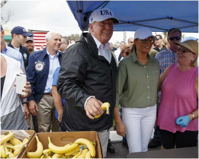 特朗普和梅拉尼婭在臨時帳篷內向災民派發三文治、香蕉和樽裝水。AP