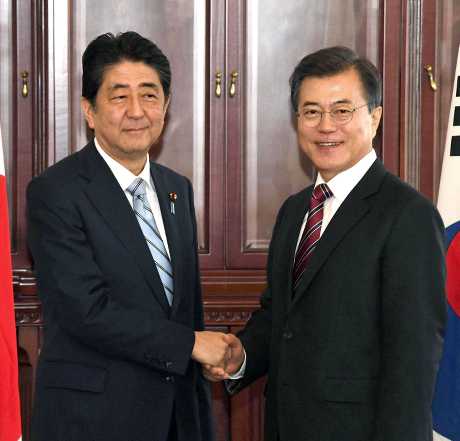 （左起）日本首相安倍晋三和南韩总统文在寅。AP