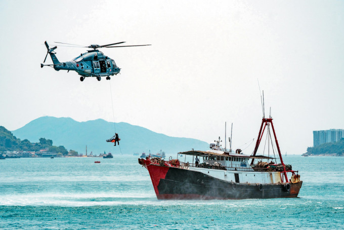 飛行服務隊進行海上搜救演示。