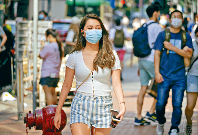 市民趁長假期出外逛街，仍不忘戴口罩防疫。