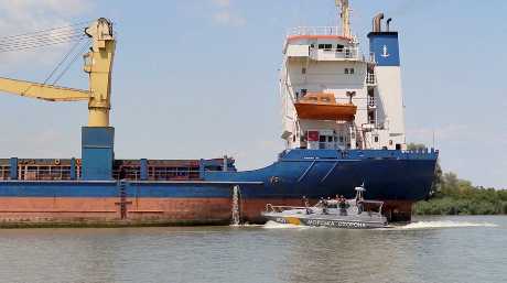 一艘貨船在烏克蘭海岸警衛隊快艇護航下駛過連接黑海和多瑙河的比斯特雷河口。路透社