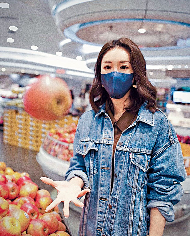 張寶兒在超市內影靚相，透露是由老公袁偉豪為她操刀。