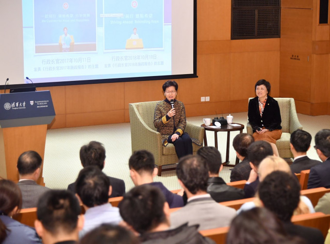 林郑月娥到访清华大学与学生交流。政府新闻处图片