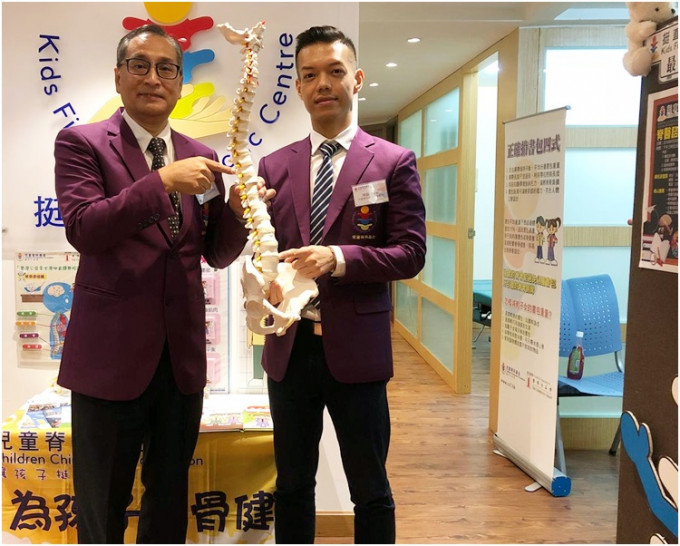 陈镒生（右）建议政府扩大脊骨检查对象至年纪较轻的学童。
