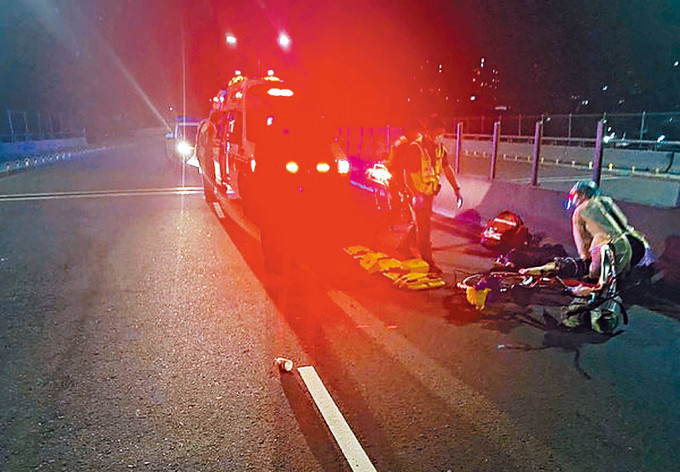 ■救援人員搶救被電單車撞倒的單車翁。