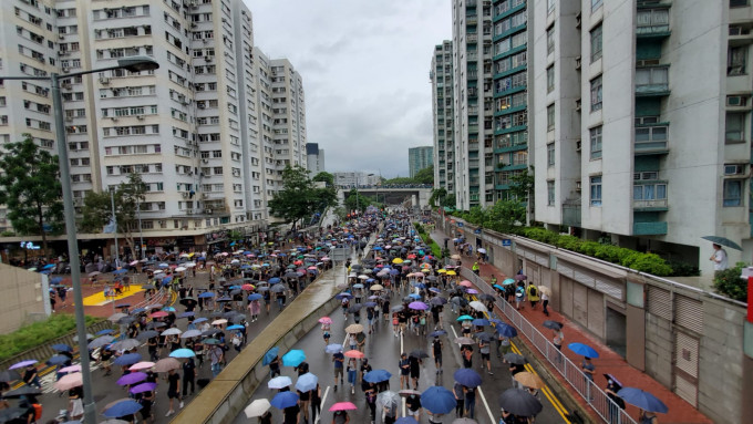 大批示威者走出馬路