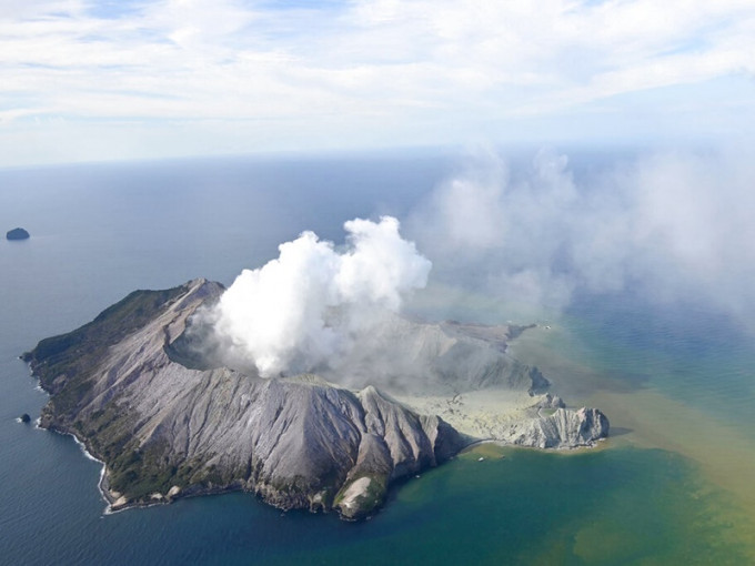 怀特岛火山爆发五死八失踪。AP