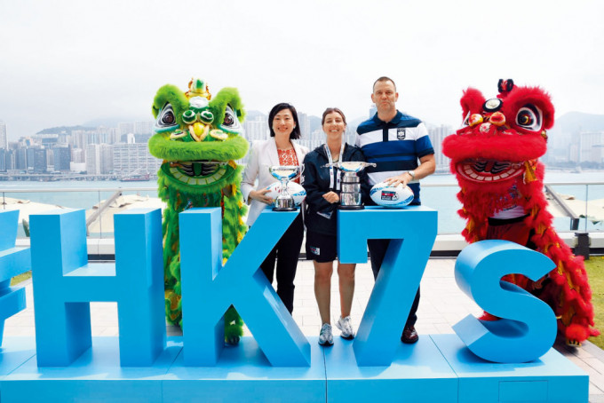 香港欖球總會昨日安排宣傳活動，為明天開鑼的七欖賽事造勢。
