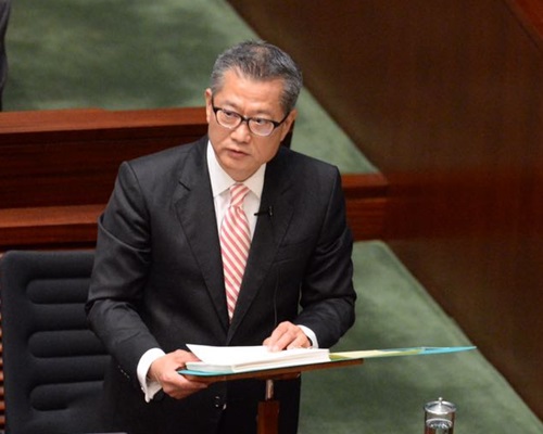 陈茂波宣读财政预算案。