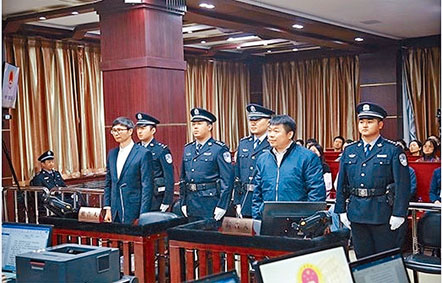 ■李宁（左）及张磊（右）贪污案庭审现场。