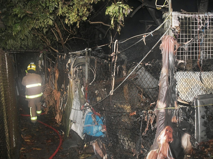 元朗錦田四排石村一間鐵皮屋昨晚突然起火冒煙。