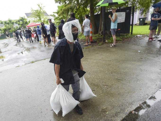 飓风艾达新奥尔良吹袭前夕，民众领取沙包准备防灾措施。AP图