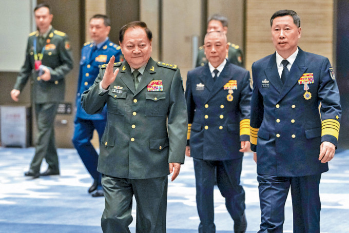 中央軍委副主席張又俠（前左）昨日出席年會前揮手致意。