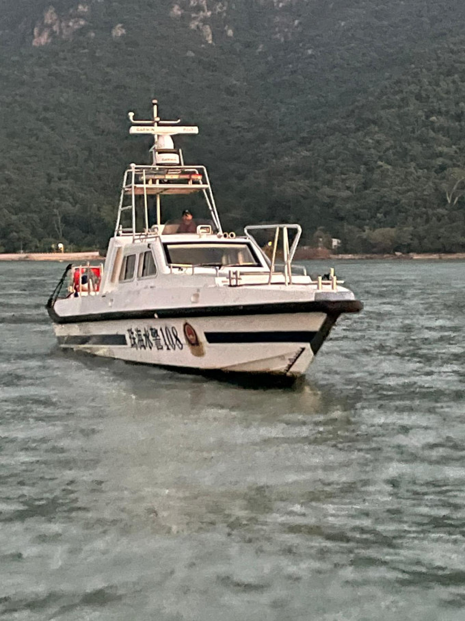 疑搁浅的珠海公安水警船。