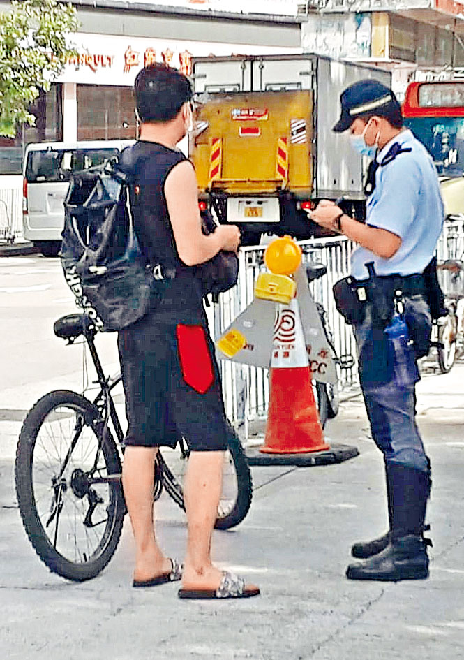 元朗警方展開針對違法踩單車之執法行動。