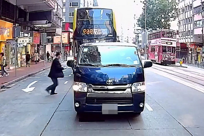 男子在轩尼诗道走出马路，先截停一部途经巴士。影片截图