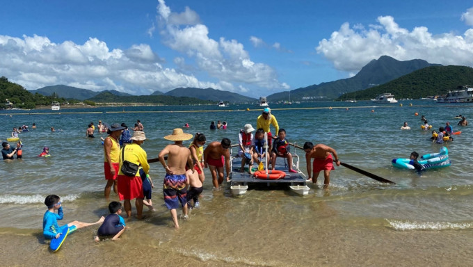 一大两小由救生艇载回岸上。工会fb