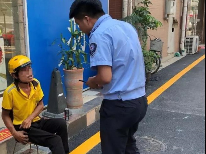 深圳一名外賣員工作期間將充電器放在褲袋裡，不料發生爆炸。　網上圖片