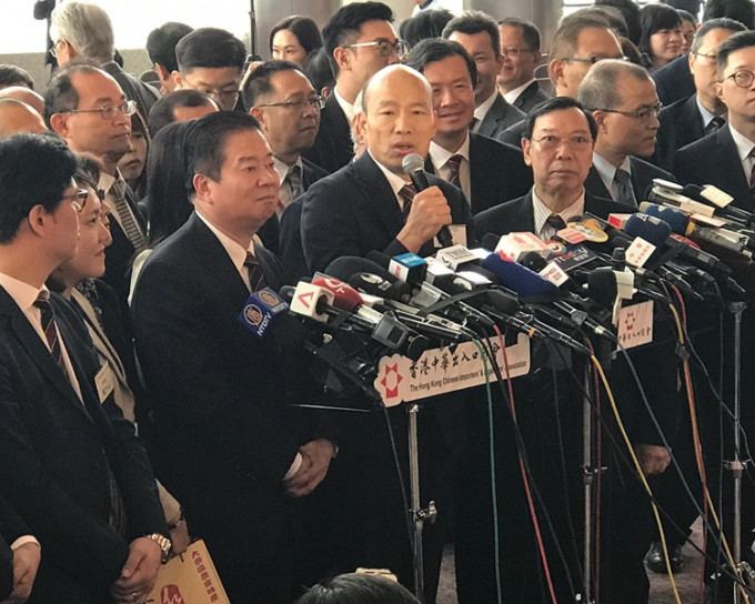 高雄市长韩国瑜回应记者提问。