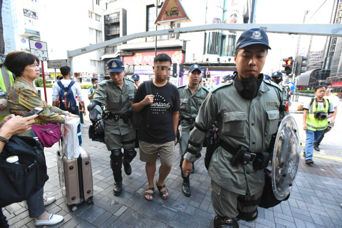 防暴警察带走男子