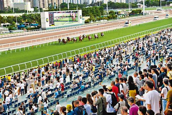 「马照跑」是本港繁荣象徵，不少巿民特意入马场观赛，气氛不俗。