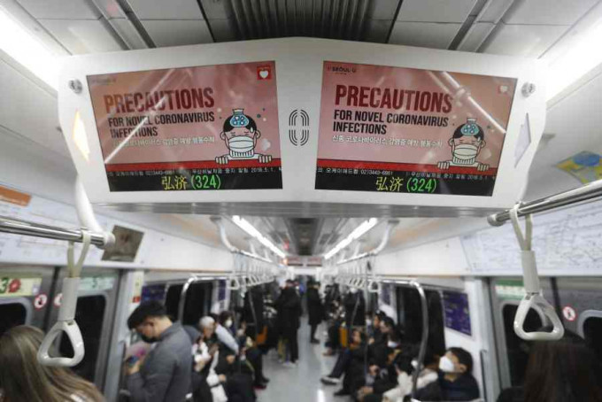 南韩地铁上加强宣传防疫。AP