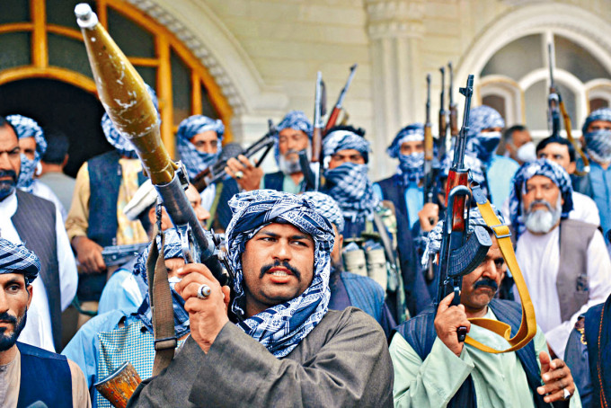 ■阿富汗民兵支持政府軍打擊塔利班。