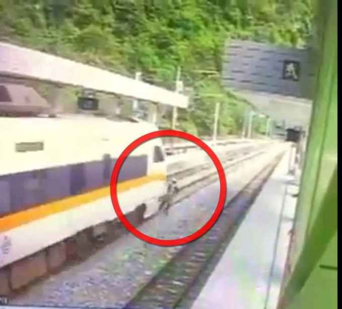 工人擅闖路軌被駛至的列車撞倒。fb
