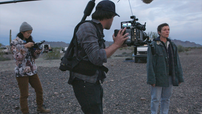 《浪跡天地》是兩屆奧斯卡影后法蘭絲麥杜曼及《永恆族》導演趙婷首度合作，已勇奪金球獎最佳電影-戲劇組及最佳導演兩項大獎。