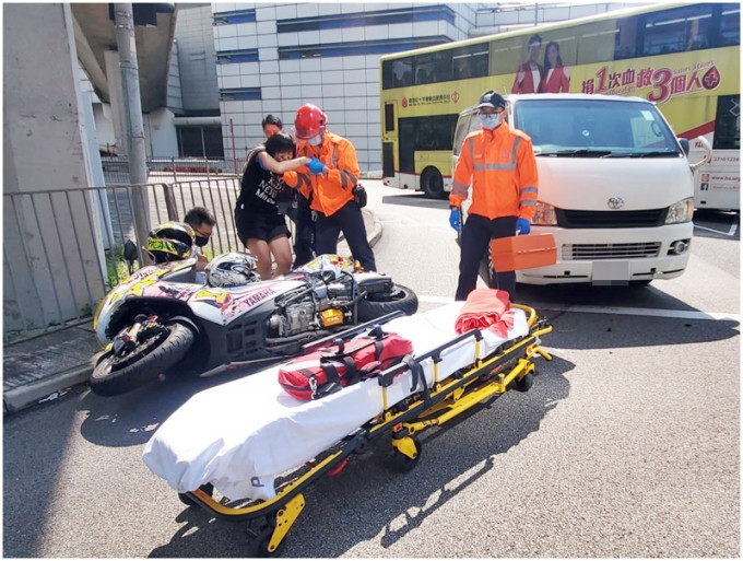 电单车男司机，和电单车女乘客受轻伤，送院治理。