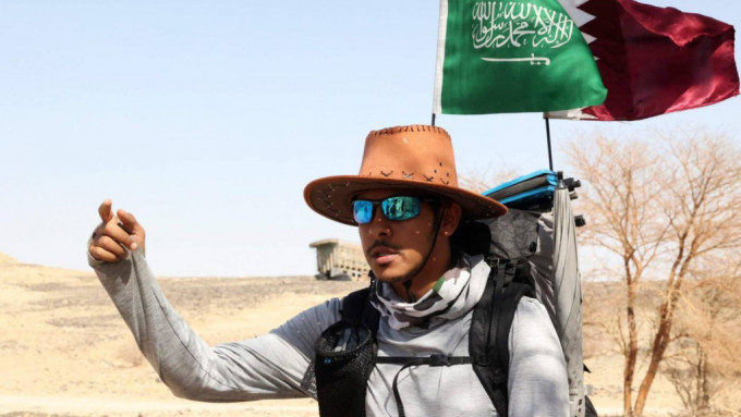 沙特阿拉伯的阿爾蘇米由沙特港口城市步行一千六百公里前往卡塔爾觀看世界盃比賽。網上圖片