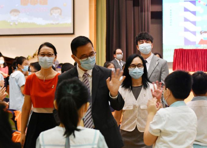 杨润雄今早到一间小学视察开学情况。