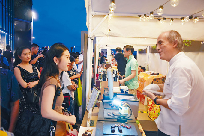 全港首个尖沙咀文化海滨市集「星光夜市」启动。