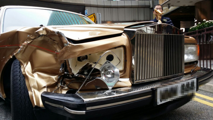 金色勞斯萊斯車頭損毀嚴重。徐裕民攝