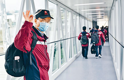 中國向意大利派出的第三批抗疫醫療專家小組，昨日從福州出發。