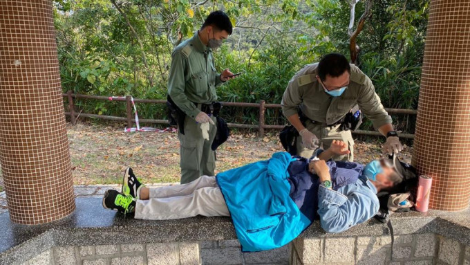 一名七旬翁行山期间不适，警方接报后到场急救。警方FB