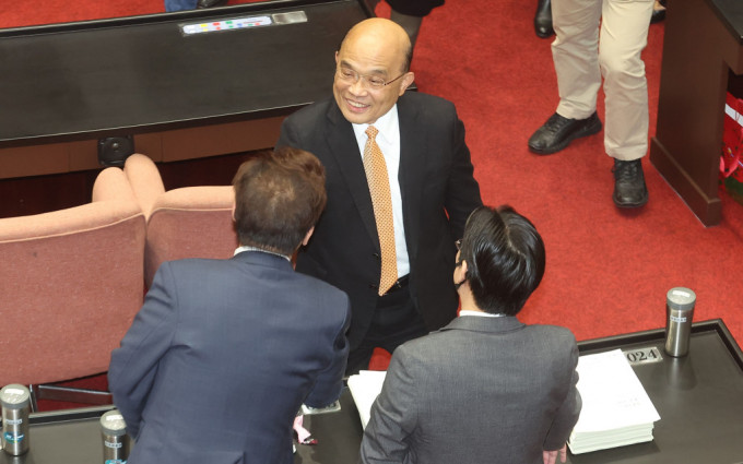苏贞昌向立法委员致意。