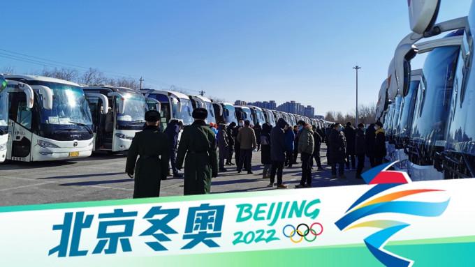 北京朝阳公园停放约三百辆大巴，现场还有武警巡逻。张言天摄