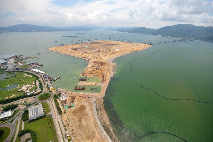 興建中港珠澳大橋及人工島。資料圖片