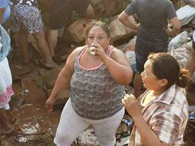 墨西哥近日发生大货车倾覆意外，一整车啤酒全都洒落在地，引来上百名附近居民狂抢，甚至不少人当场畅饮起来。(网图)