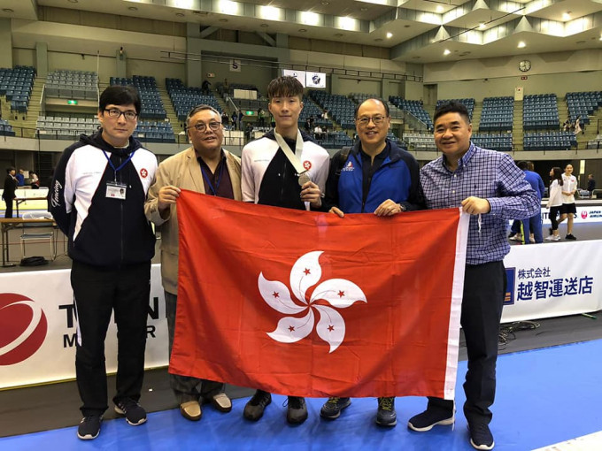 张家朗（中）获香港体育学院主席林大辉（右二）到贺。相片由香港剑击总会提供