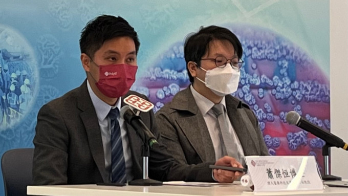 萧杰恒(左)及林赞育指出，类鼻疽感染个案集中在风季和暴雨后出现。 李宇婷摄
