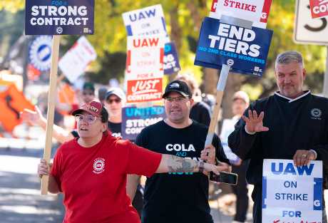 UAW工会在俄勒冈州的佳士拿零件配送中心外设置了罢工纠察队。美联社