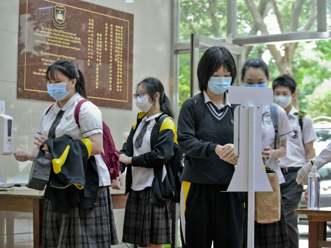 教育局早前公布，全港学校安排学生回校半天面授课堂的人数上限放宽至三分二。资料图片