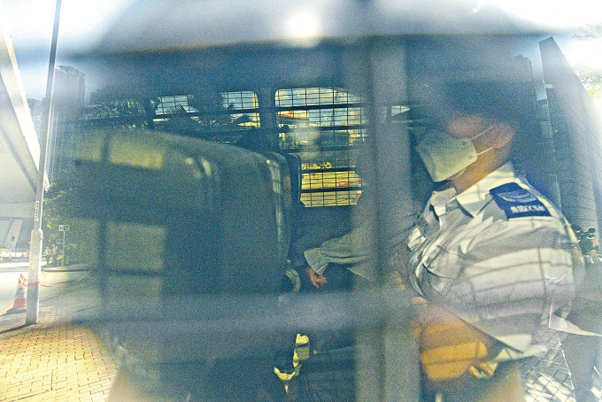 被告贾钧善判刑后由囚车押走。