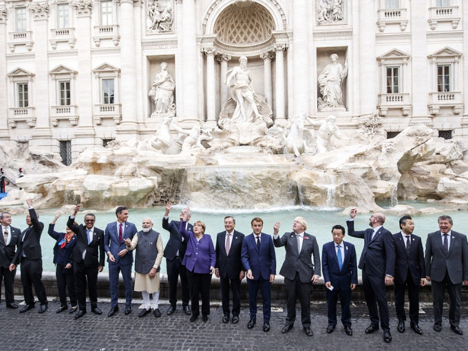 參與G20峰會的多個領袖，在羅馬許願池擲幣並拍大合照。路透社圖片