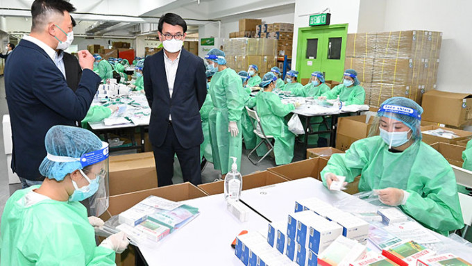 邱腾华视察政府委托的一家抗疫物资包包装工埸。政府新闻处图片