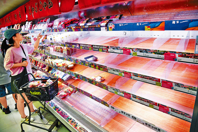 颱風前夕，有超級市場的冰鮮肉被搶購一空。