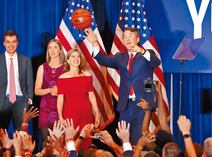 爆冷當選維州州長的楊金，在選舉夜派對向支持者擲出籃球。