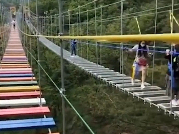 遼寧大連棠梨樂游谷一名11歲女童在彩虹吊橋踩空墮下。(網圖)